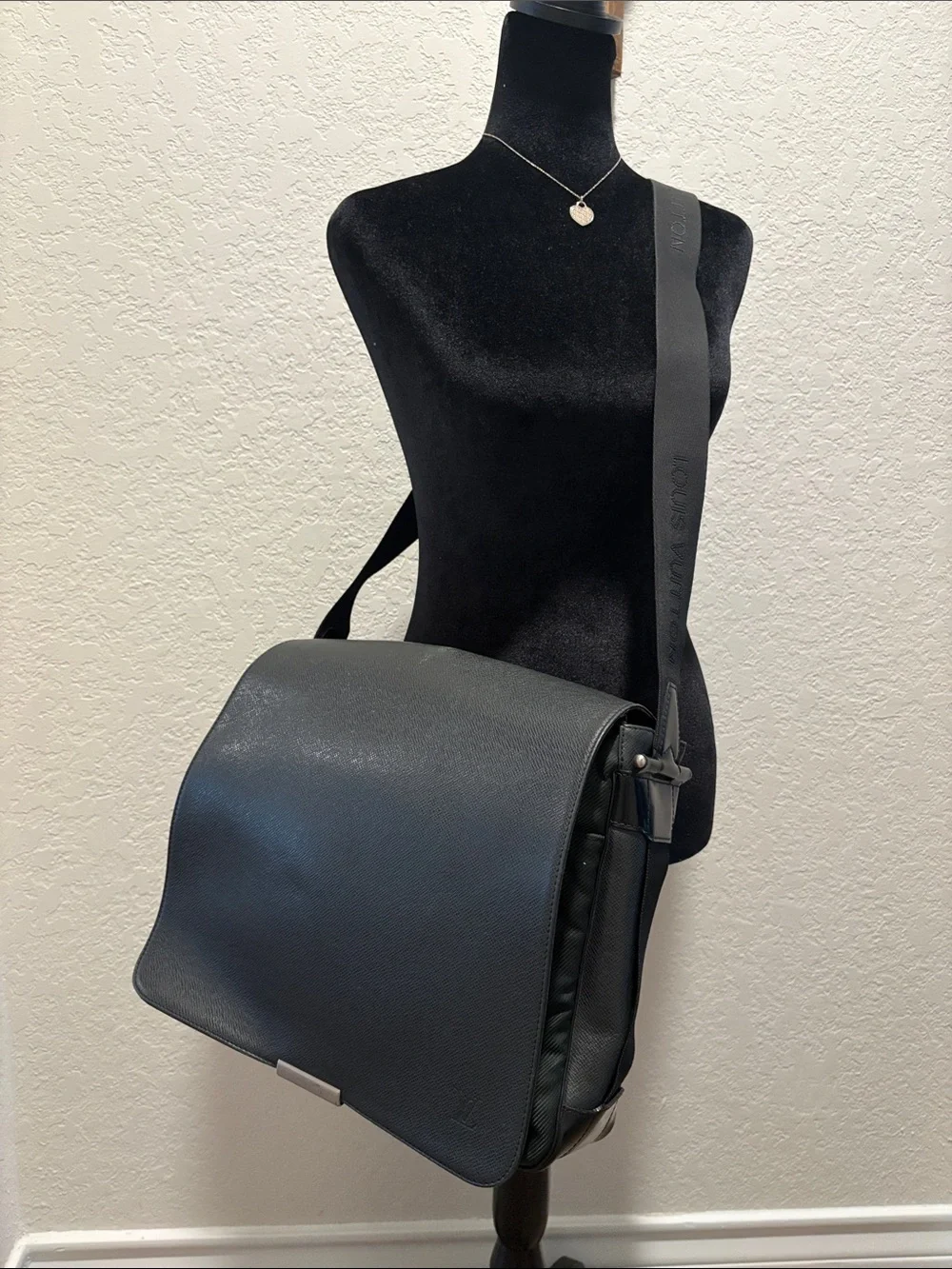 Louis Vuitton Viktor Taiga Leather/Nylon Dark Green LV Shoulder Bag